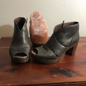 Dansko Delphina Metallic 42 peep toe heels